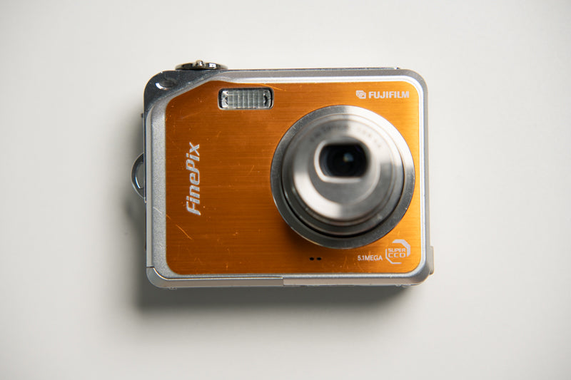 Fujifilm Finepix V10 Digital Camera (with built-in video games) - Orange